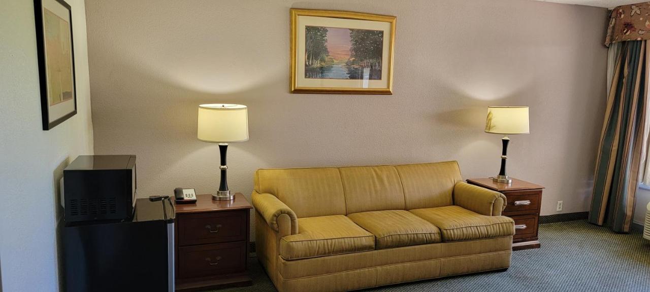 Ramada By Wyndham & Suites Warner Robins Exterior foto
