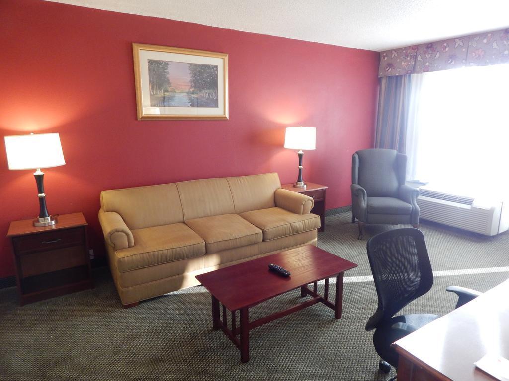 Ramada By Wyndham & Suites Warner Robins Exterior foto