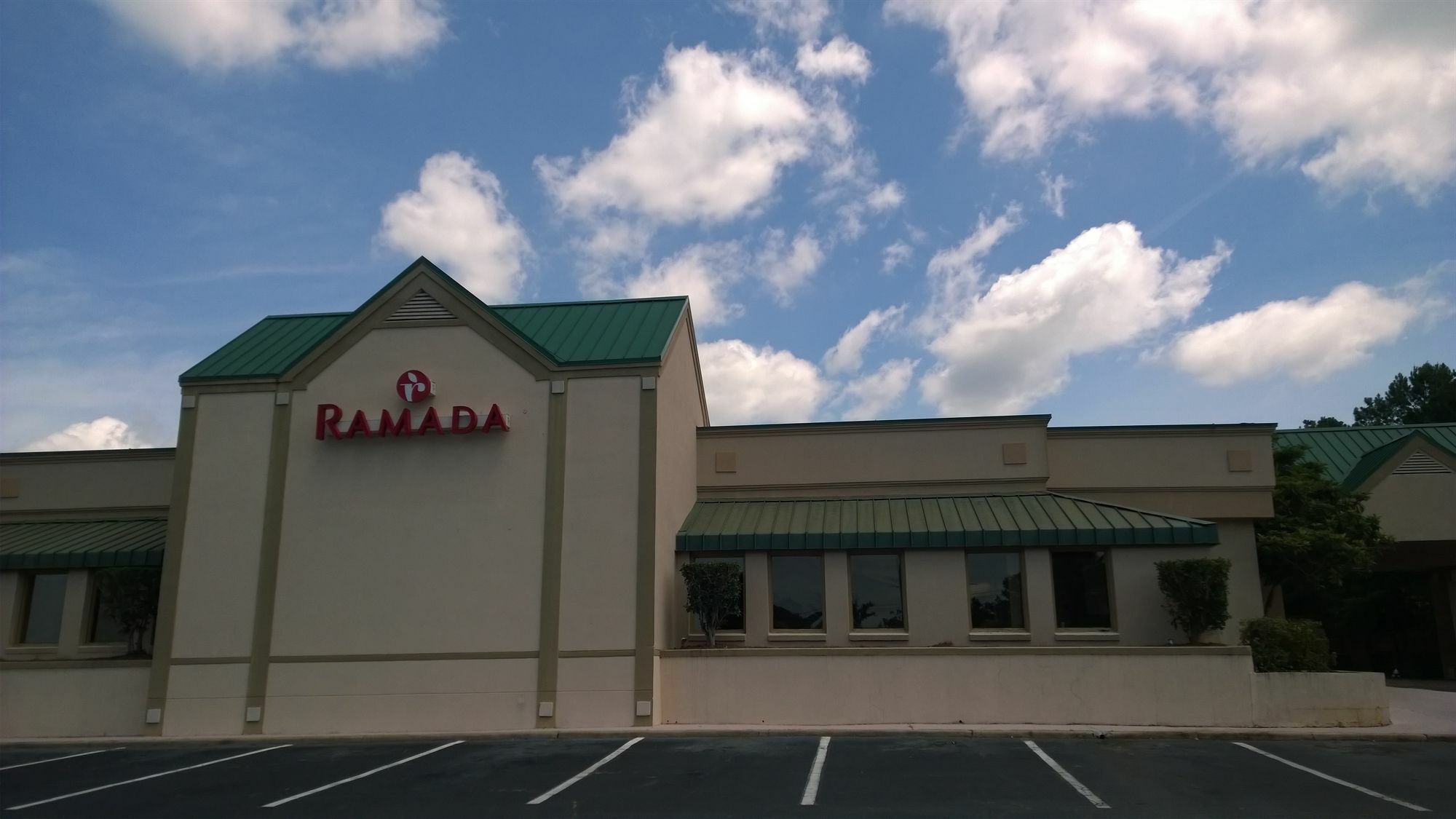Ramada By Wyndham & Suites Warner Robins Exterior foto